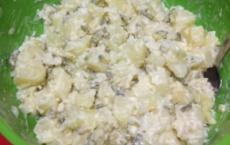 Салат из картошки и яиц - пошаговые рецепты приготовления с сельдью, солеными огурцами, кальмарами или фасолью